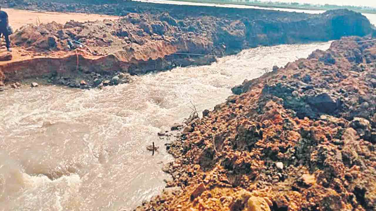 బూరుగడ్డ చెరువుకు మళ్లీ గండి