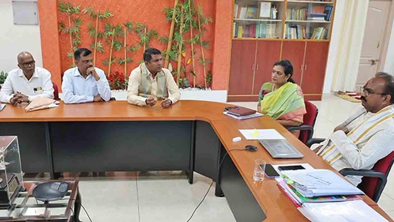 Nandini Milk | టీటీడీ ఈవోను కలిసిన నందిని మిల్క్ ప్రతినిధులు