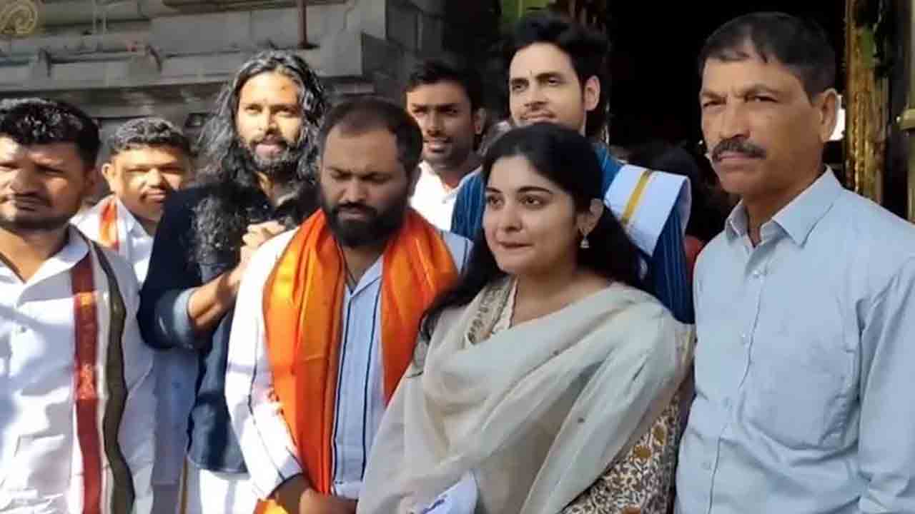 Nivetha Thomas | ‘35 చిన్న కథ కాదు’ టీమ్‌తో కలిసి తిరుమల శ్రీవారిని దర్శించుకున్న నివేదా థామస్‌