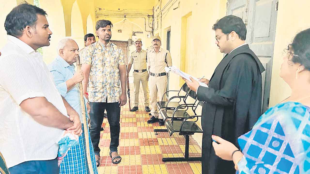 వృద్ధుడి వద్దకే వచ్చి విచారణ