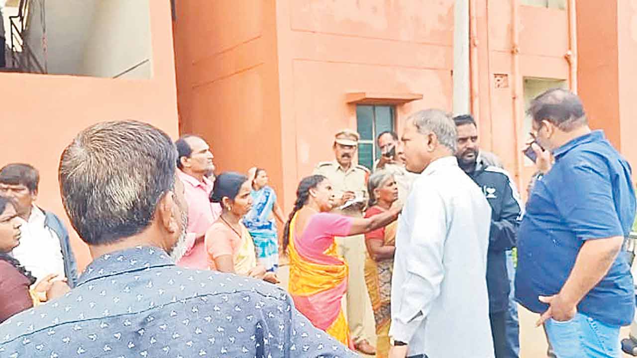 ఇదెక్కడి దౌర్జన్యం