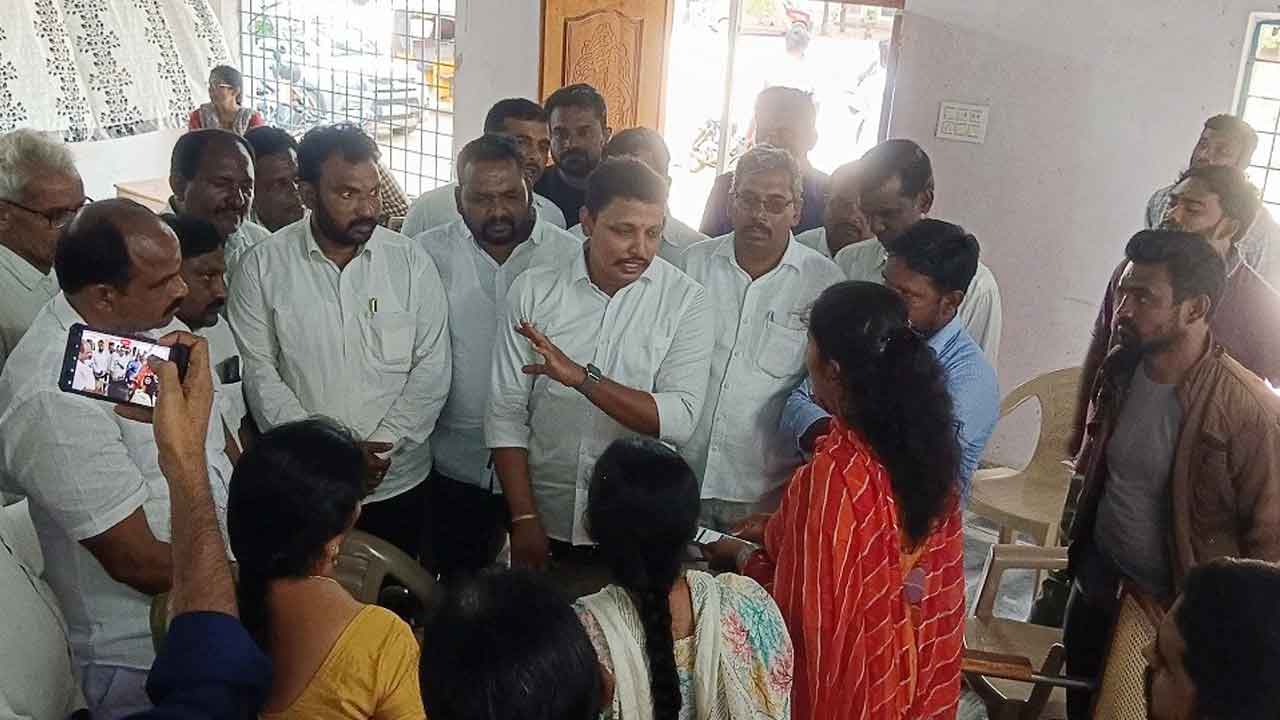 రుణమాఫీపై రైతులకు స్పష్టమైన సమాధానం అందించాలి