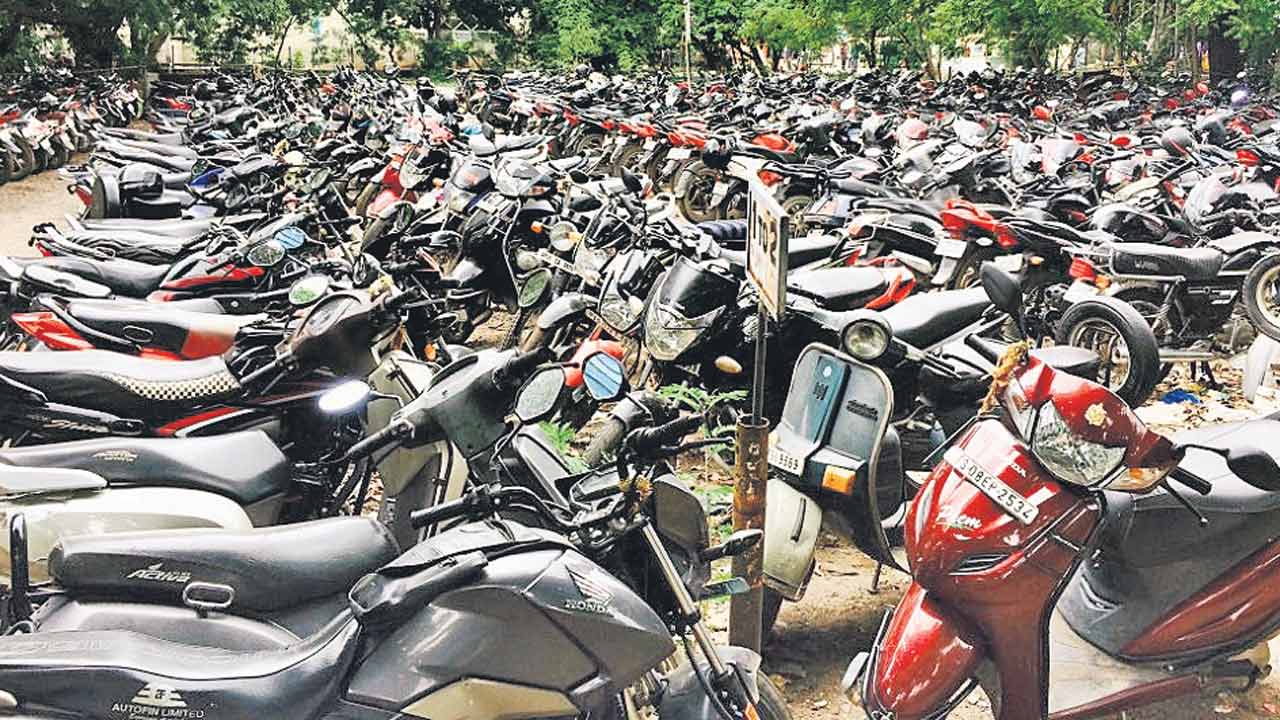 Parking | ట్యాంక్‌ బండ్‌పై పార్కింగ్‌ దందా.. హెచ్‌ఎండీఏ ఖజానకు భారీగా గండి!