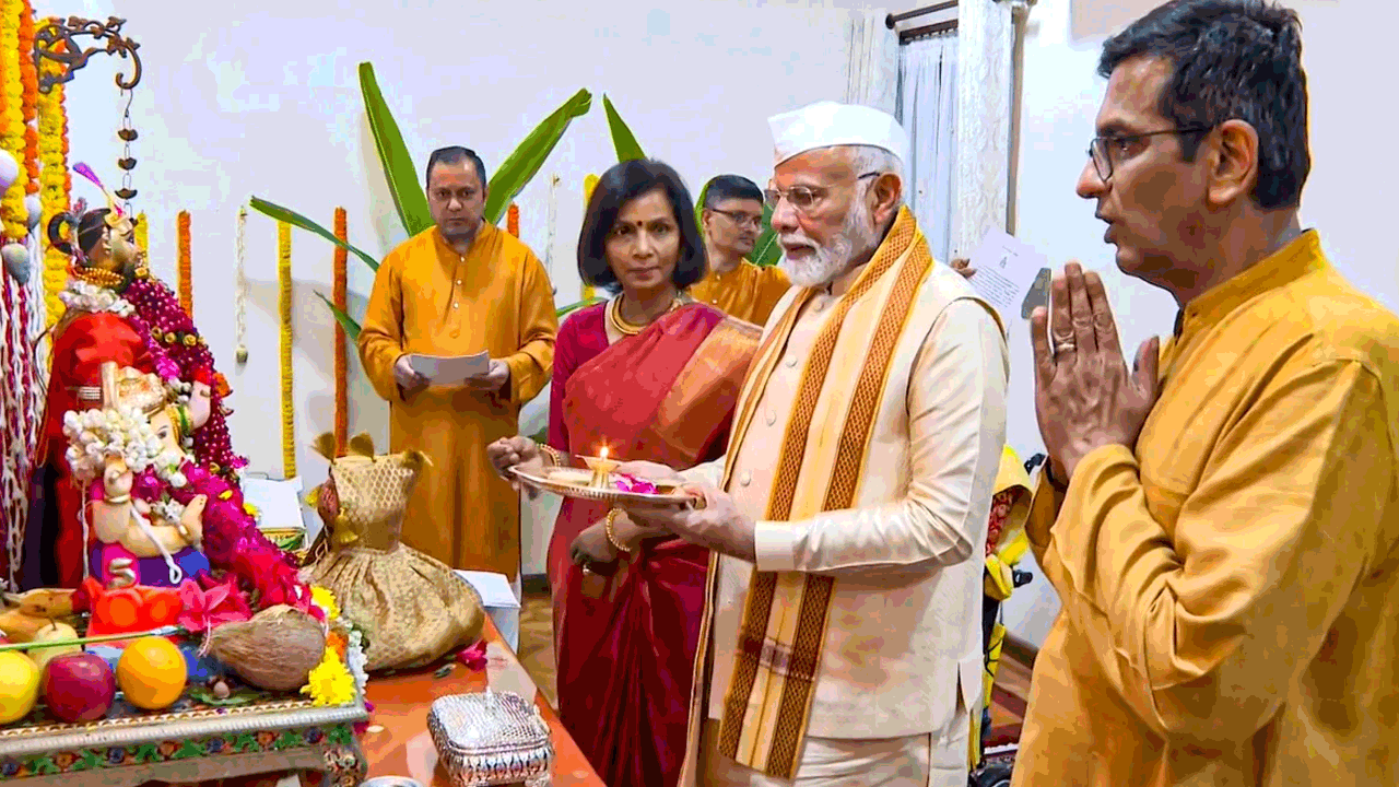 PM Modi | సీజేఐ ఇంట గణపతి పూజకు మోదీ.. అధికార, విపక్షాల వాగ్యుద్ధం