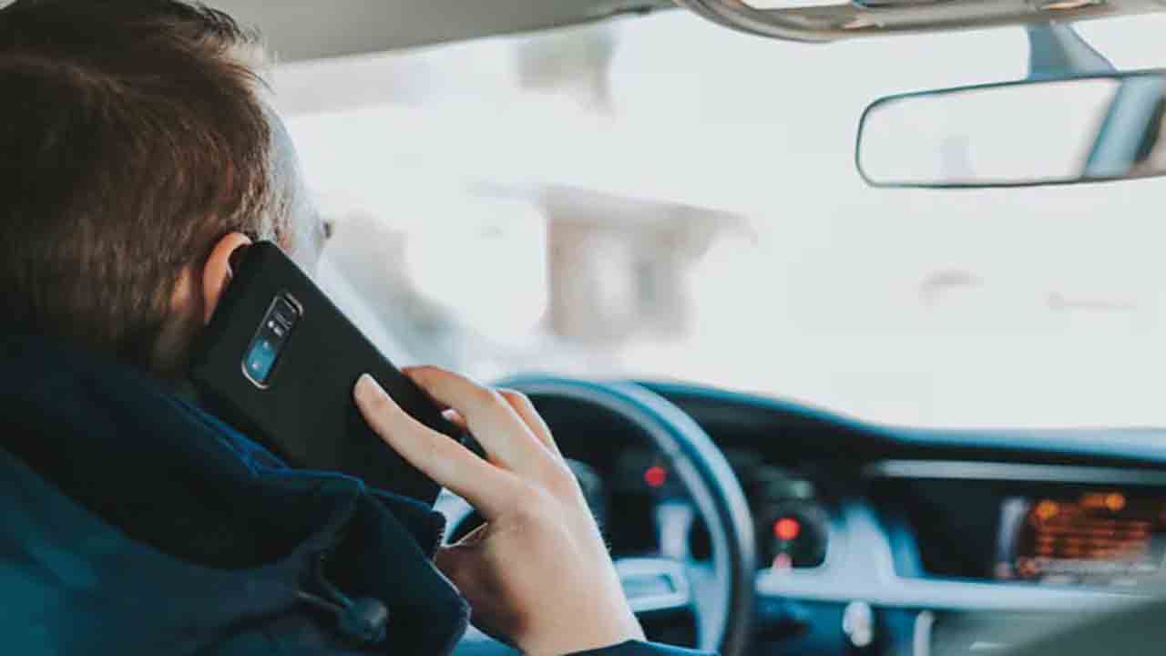 Phone Use While Driving | రెడ్ లైట్ జంపింగ్ కంటే.. డ్రైవింగ్లో ఫోన్ వాడకం వల్లే ఎక్కువ మరణాలు
