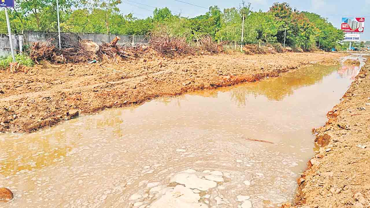 కాంట్రాక్టర్‌ నిర్లక్ష్యం.. పగులుతున్న పైప్‌లైన్లు