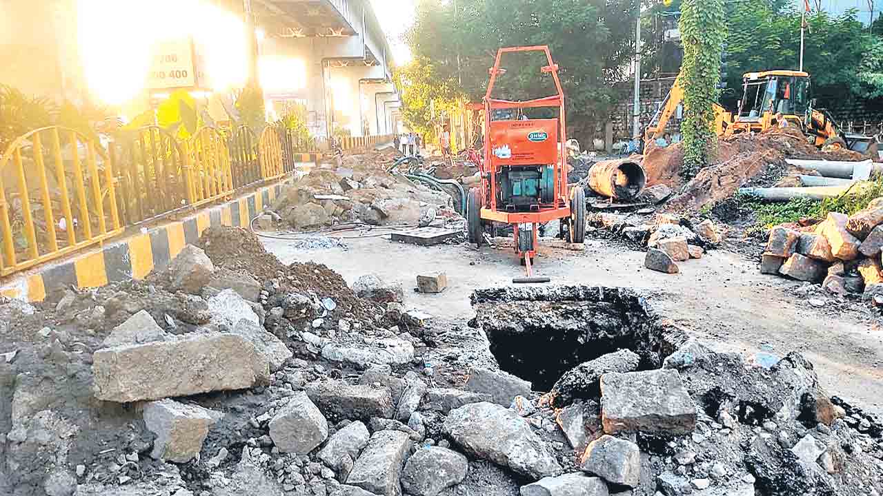 VST | ఓ వైపు పైప్‌లైన్‌ పనులు.. మరోవైపు రోడ్డుపై అమ్మవారి మండపం