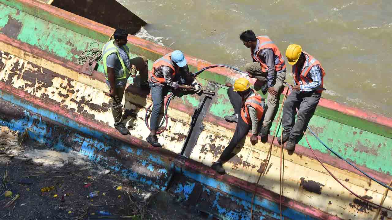 Prakasam barrage Boats | ప్రకాశం బ్యారేజ్‌లో బోట్ల తొలగింపు ప్రక్రియ నిలిపివేత.. ఎందుకంటే ?