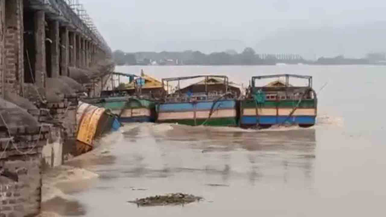 Prakasam barrage | ప్రకాశం బ్యారేజ్‌ గేట్లను బోట్లు ఢీకొన్న ఘటనపై కేసు నమోదు