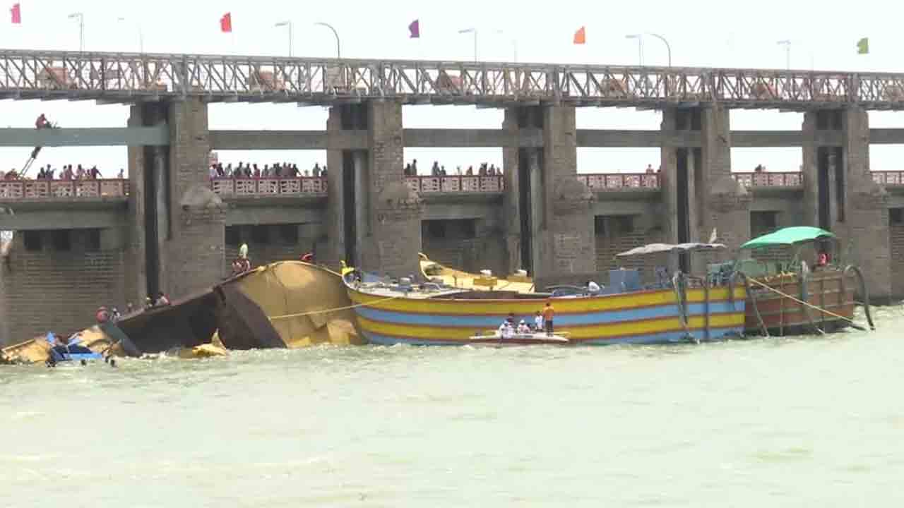 Prakasam barrage | ప్రకాశం బ్యారేజీ వద్ద రెండో పడవ తొలగింపు