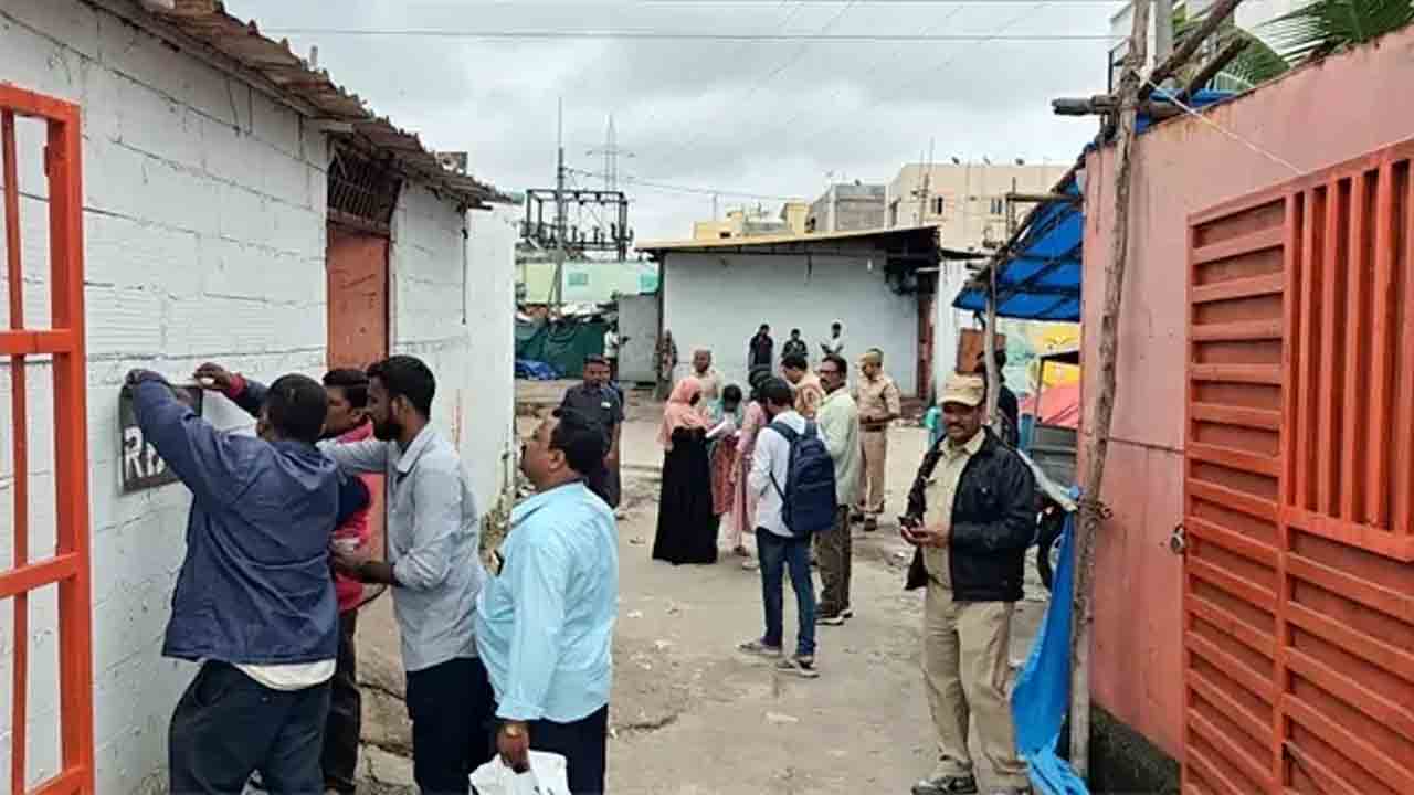 Musi Survey | మూసీ పరివాహ ప్రాంతాల్లో అధికారుల సర్వే.. రివర్‌ బెడ్‌లో నిర్మాణాలపై మార్కింగ్‌