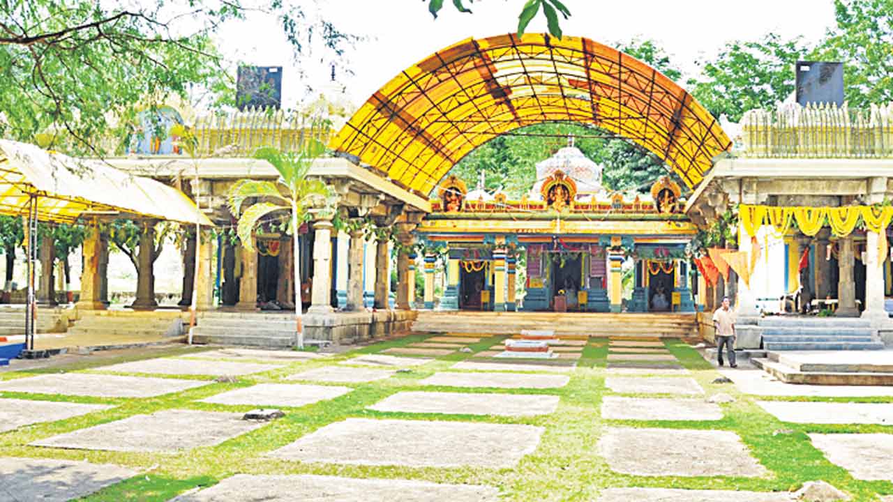 దసరాకు ఆలయాలు ముస్తాబు