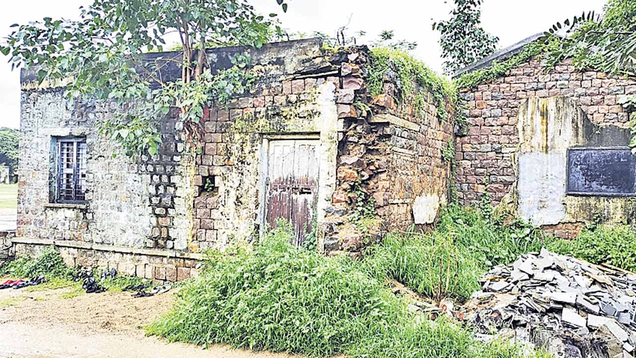 క్షణక్షణం.. భయం భయం..