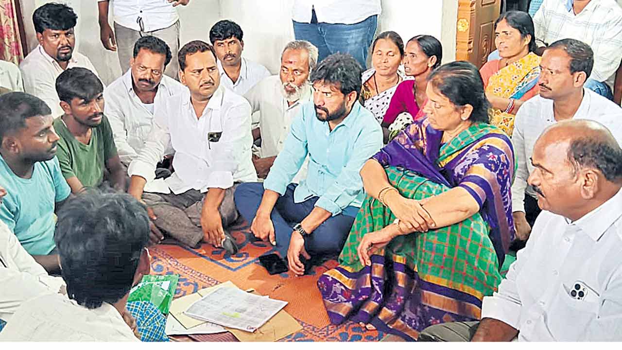 హామీలపై నిలదీద్దాం.. అక్రమాలను ఎదిరిద్దాం