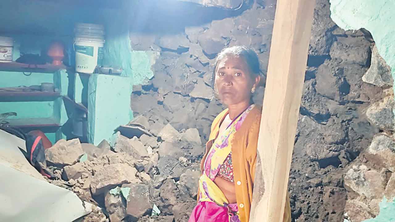 అతలాకుతలం!