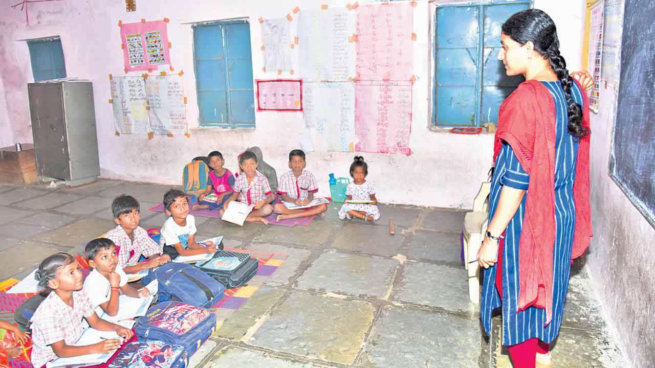 పేరుకే ఆదర్మం.. పనుల్లో ఆలస్యం