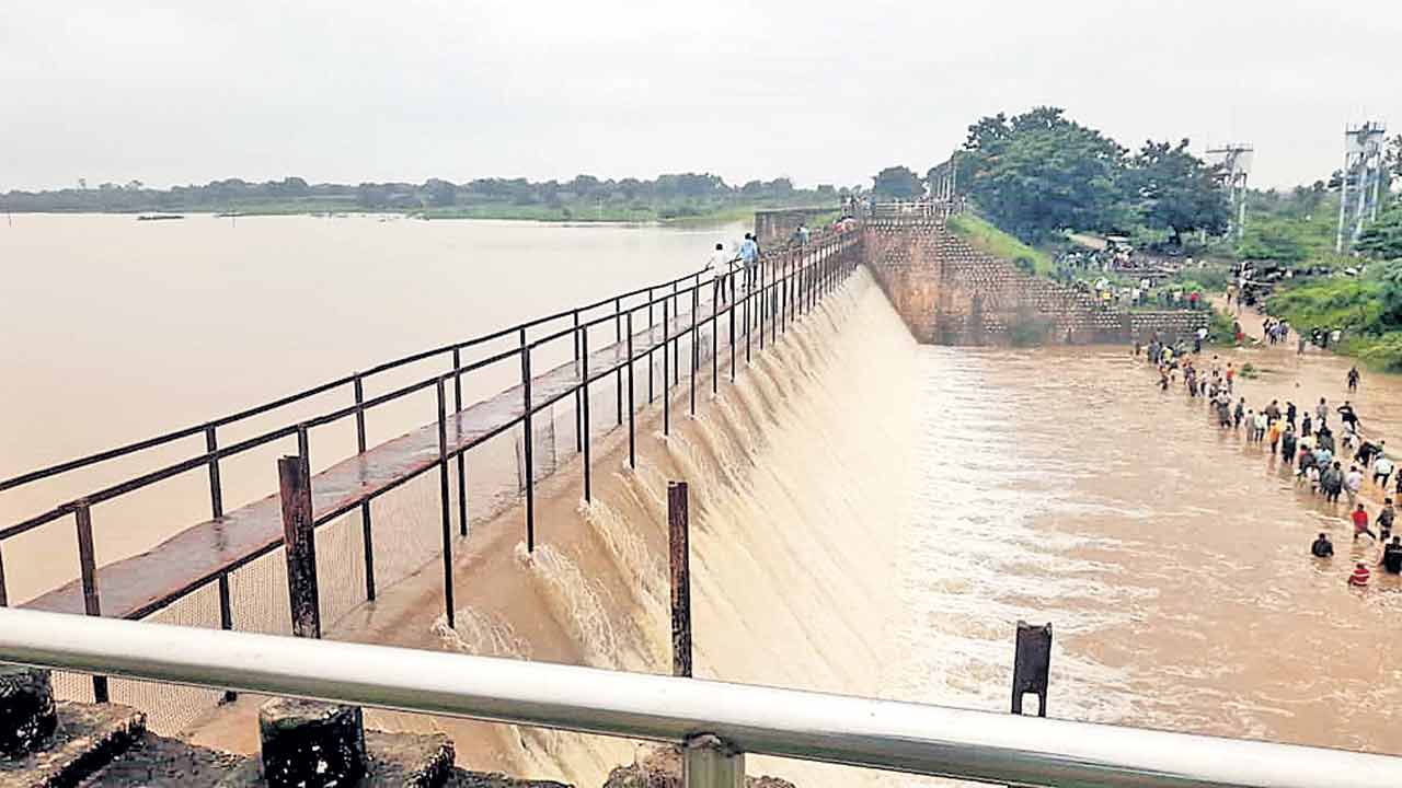 నీట మునిగిన పంటలు, కూలిన ఇండ్లు