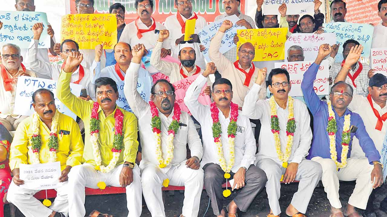 ఆర్టీసీని ప్రభుత్వంలో విలీనం చేయాలి