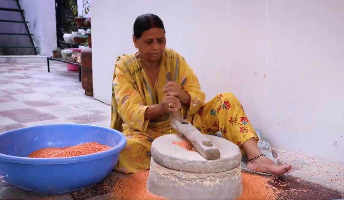 Rabri Devi | విసుర్రాయిపై పప్పు విసురుతూ, జల్లెడతో గోధుమలు చెరుగుతూ.. బీహార్‌ మాజీ సీఎం రబ్రీదేవి వీడియో వైరల్‌..!