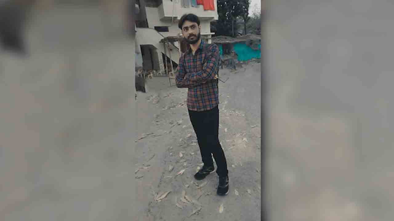 Railway Employee Beaten To Death | బాలికను వేధించిన రైల్వే ఉద్యోగి.. రైలులో కొట్టిచంపిన   ప్రయాణికులు