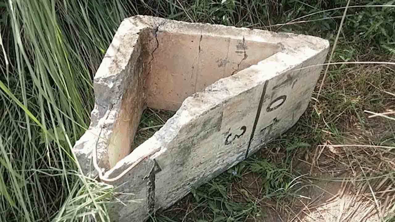 Train | మరో రైలు ప్రమాదానికి భారీ కుట్ర.. ట్రాక్‌పై బరువైన సిమెంట్‌ దిమ్మెలు