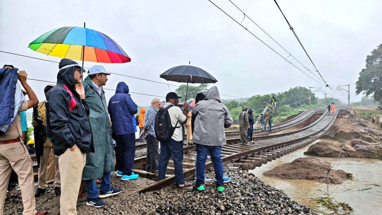 SCR | మహబూబాద్‌లో మొదలైన రైల్వేట్రాక్‌ పునరుద్ధరణ పనులు.. పరిశీలించిన దక్షిణ మధ్య రైల్వే జీఎం