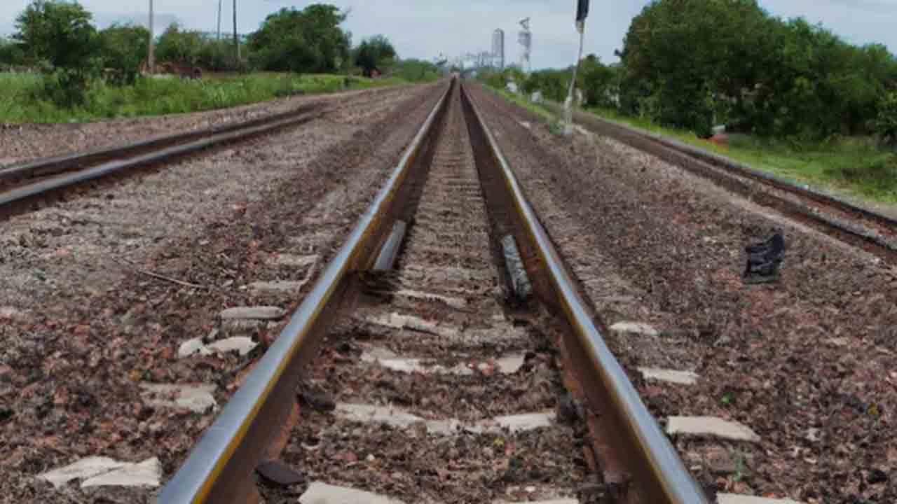Railway staffer detained | మిలిటరీ స్పెషల్‌ రైలు వెళ్తుండగా.. డిటోనేటర్లు పేల్చిన రైల్వే సిబ్బంది