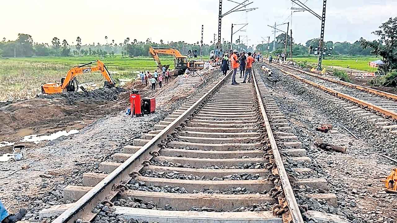 ఎట్టకేలకు రైల్వే ట్రాక్‌ పునరుద్ధరణ