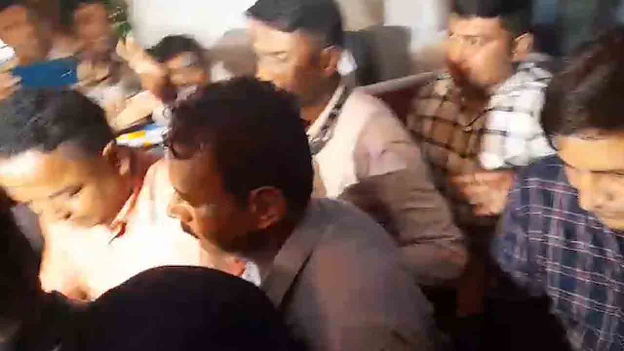 Watch: కోల్‌కతా మాజీ ప్రిన్సిపాల్ సందీప్ ఘోష్‌ను చుట్టుముట్టిన జనం.. చెంపపై కొట్టేందుకు ఒకరు   యత్నం