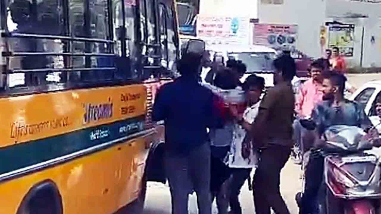 Bengaluru | పాఠశాల బస్సుపై దాడి.. అద్దాలు ధ్వంసం.. వైరల్‌ వీడియో
