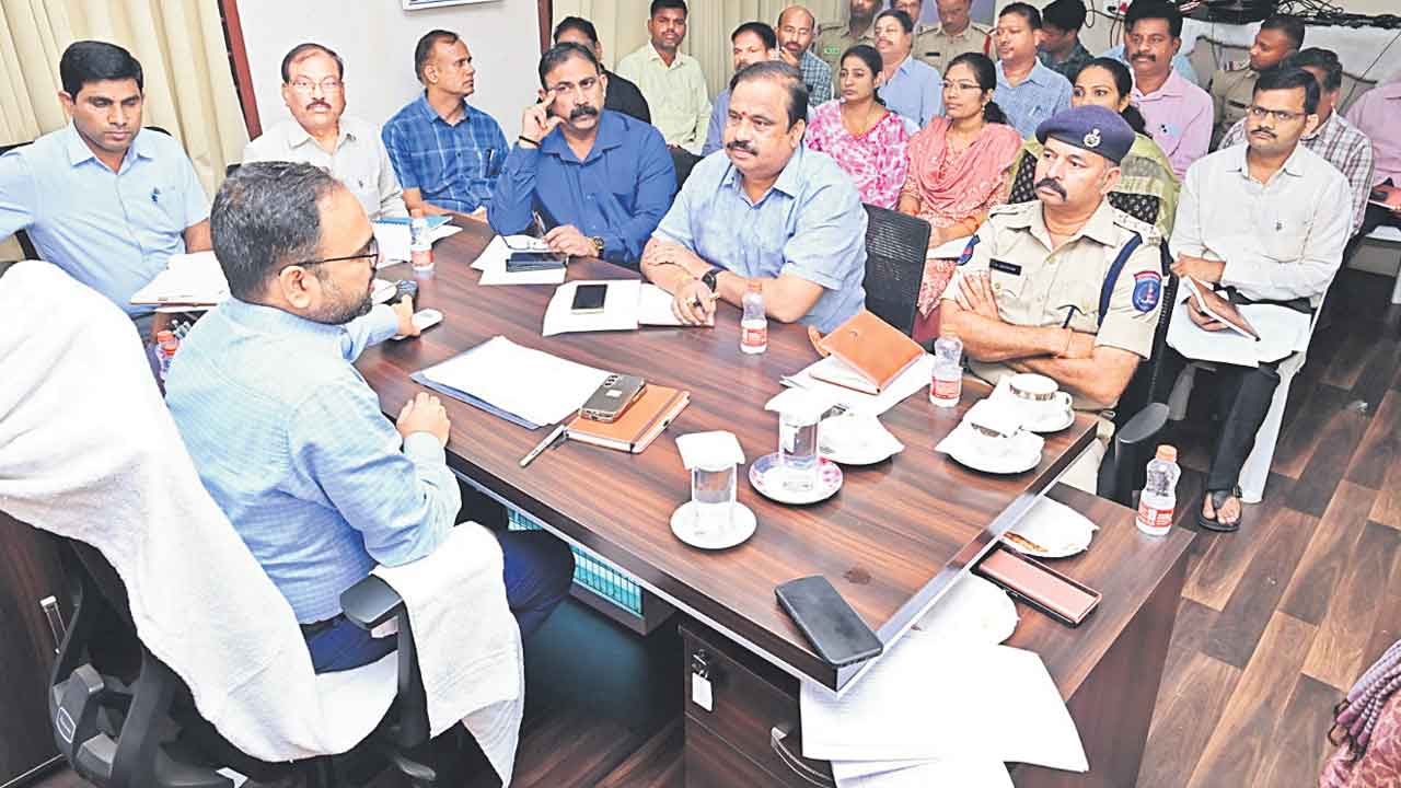 ఆక్రమణదారులకు నచ్చజెప్పండి