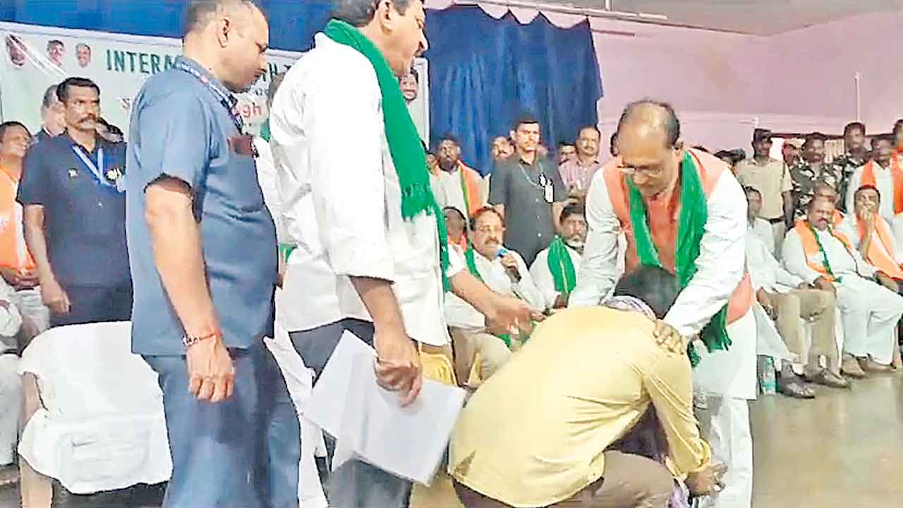 కేంద్రమంత్రి కాళ్లు పట్టుకున్న రైతు