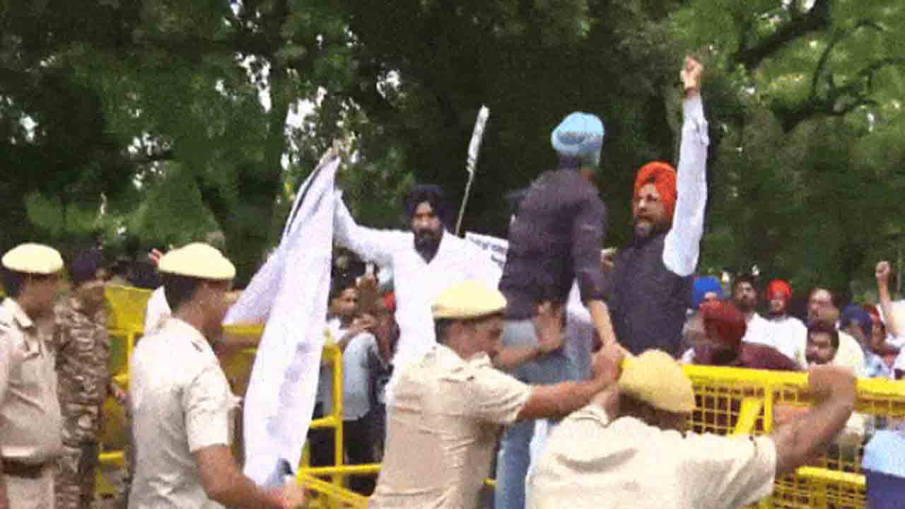 Sikhs protest | రాహుల్ గాంధీ ఇంటి వద్ద సిక్కులు నిరసన.. అమెరికాలో చేసిన వ్యాఖ్యలపై ఆగ్రహం