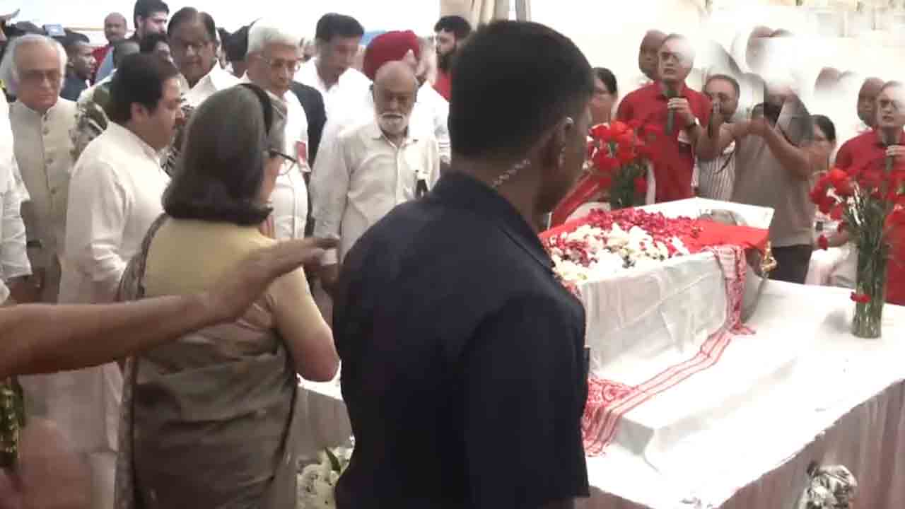 Sitaram Yechury | ఏకేజీ భవన్‌కు ఏచూరి పార్థివదేహం.. ప్రముఖుల నివాళులు