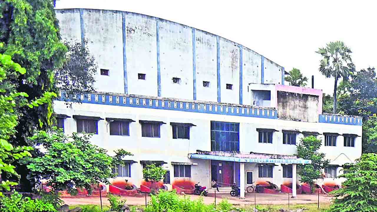 ఇండోర్‌ స్టేడియాలు ఔట్‌ !