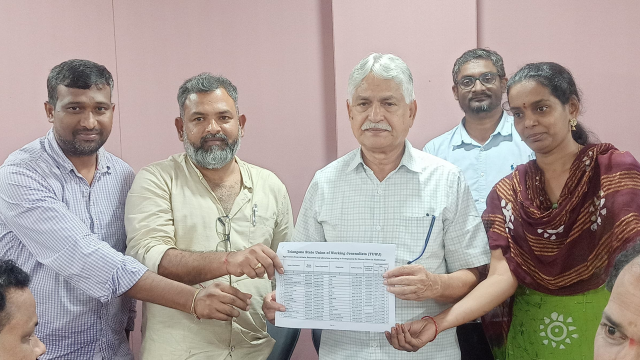 Hyderabad | మాకు ఇండ్ల స్థలాలు.. హెల్త్‌కార్డులు ఇవ్వండి.. మీడియా అకాడమీ చైర్మన్‌కు జర్నలిస్టుల వినతి..