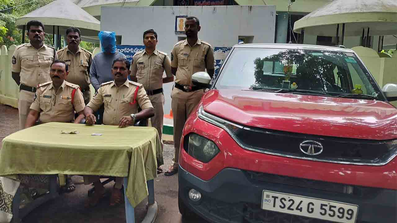 Fake RSI Arrest | శ్రీశైలం టోల్‌గేట్‌ వద్ద నకిలీ ఆర్‌ఎస్‌ఐ పట్టివేత