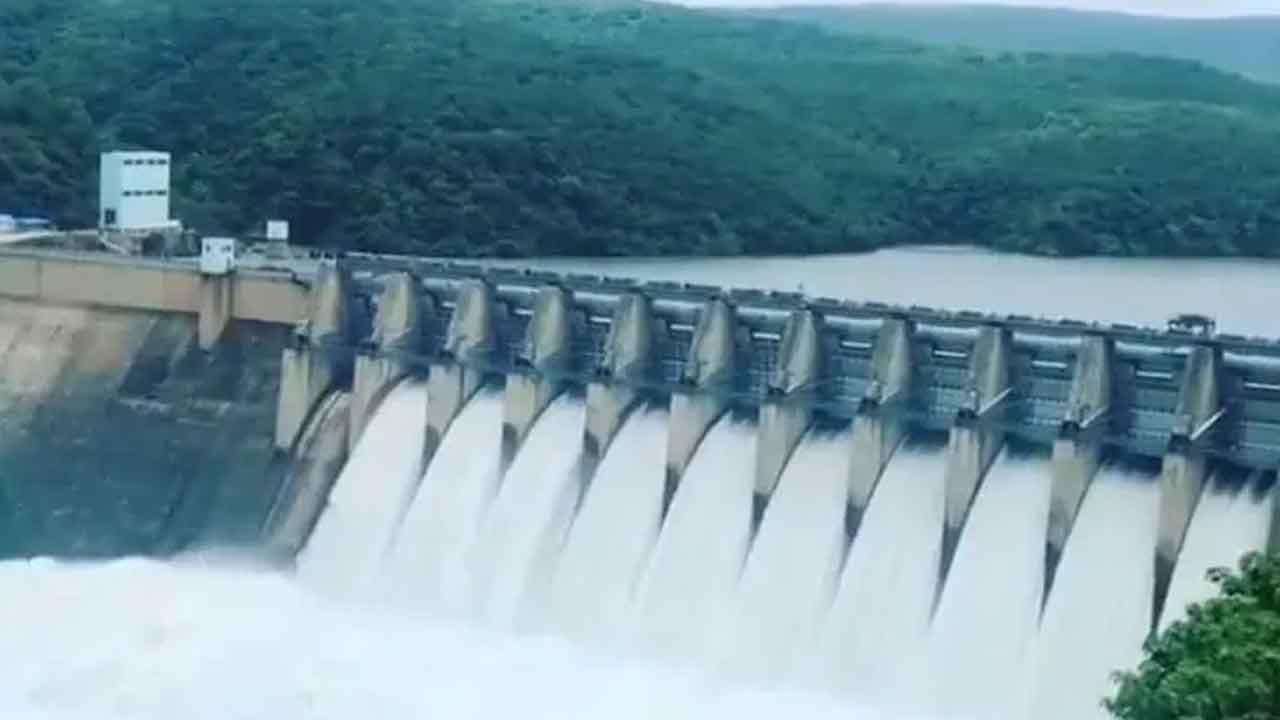 కృష్ణమ్మ ఉగ్రరూపం.. ఉప్పొంగిన గోదావరి