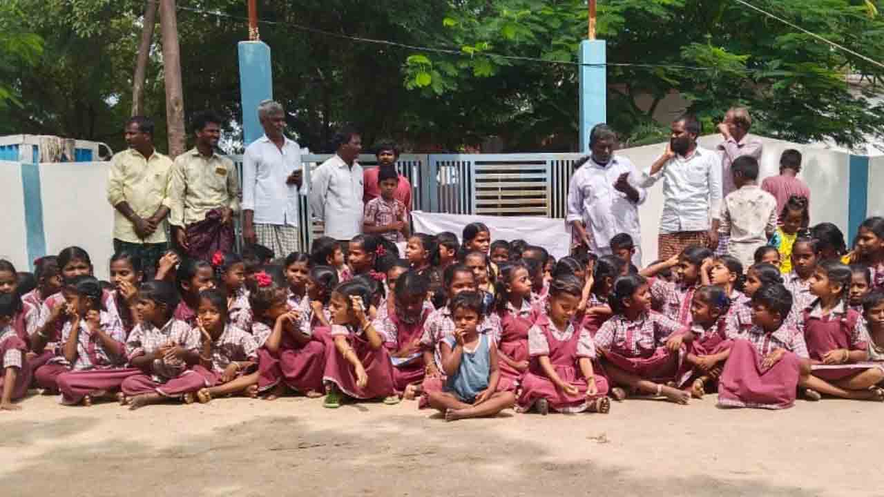 టీచర్లను నియమించాలి