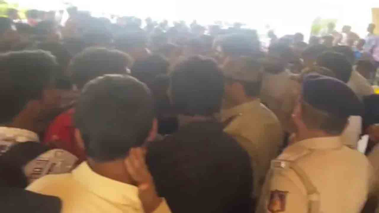 Student Records Videos | కాలేజీ అమ్మాయిల వీడియోలు రికార్డ్‌ చేసిన స్టూడెంట్‌.. విద్యార్థుల నిరసన