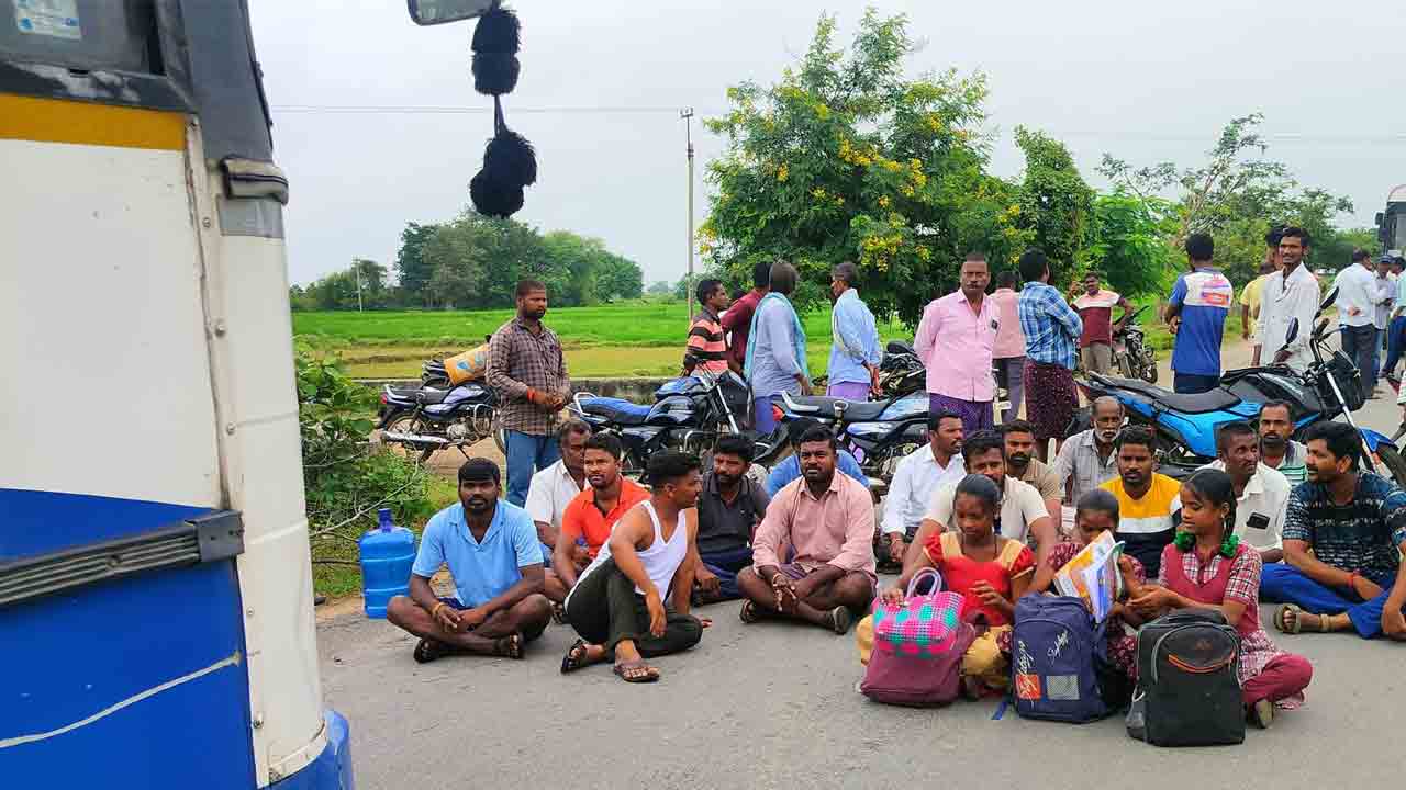 బస్సులు ఆపాలి