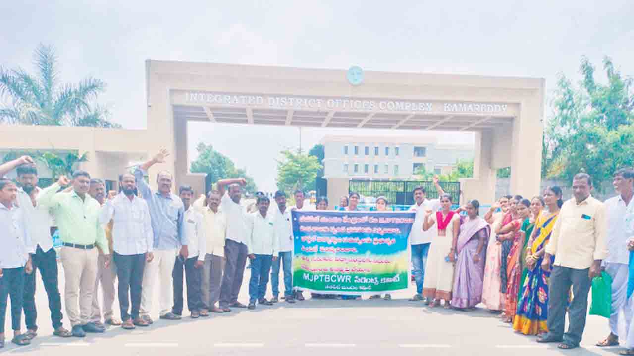 హాస్టల్‌లో వసతులు కల్పించాలని నిరసన