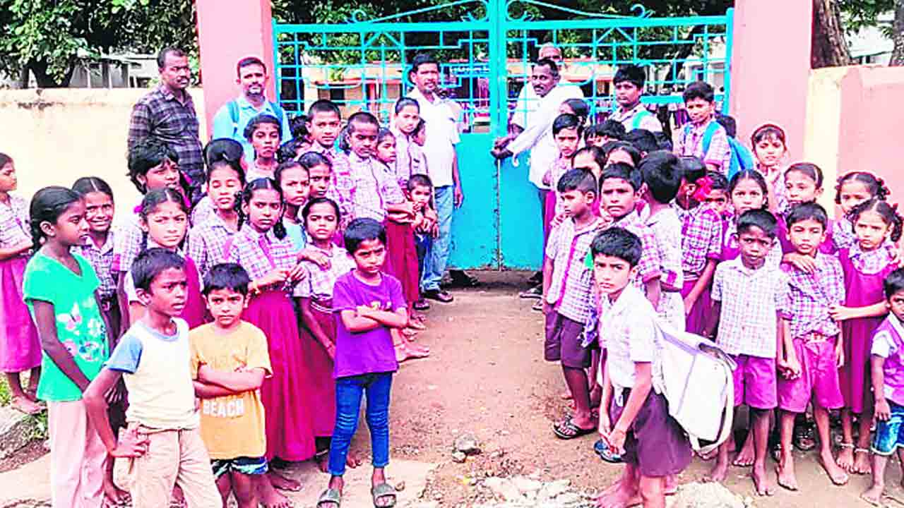 బిల్లులు చెల్లించాలని బడికి తాళం