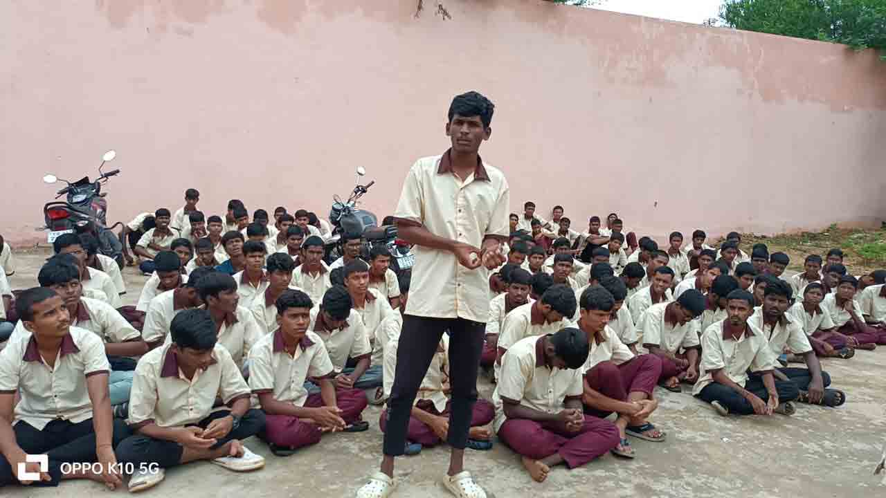 అధ్యాపకులను నియమించాలి