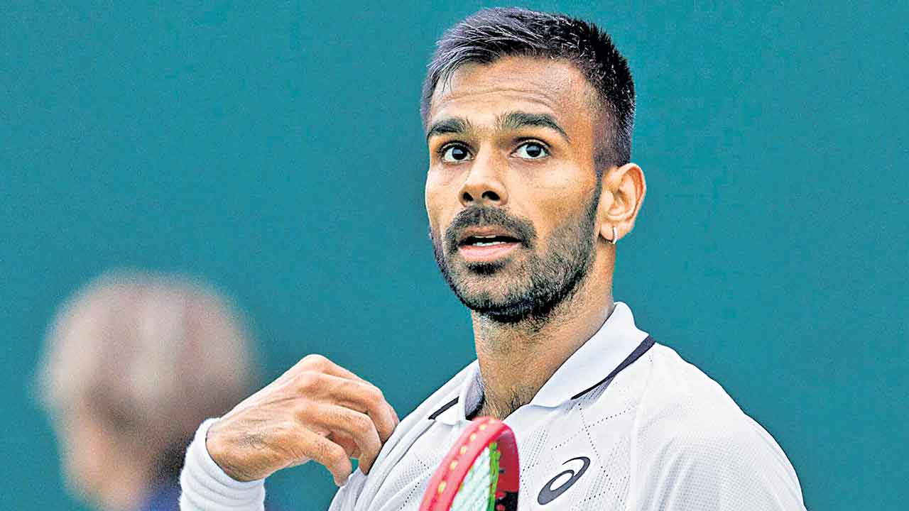 డబ్బులిస్తేనే దేశం కోసం ఆడతానన్నాడు