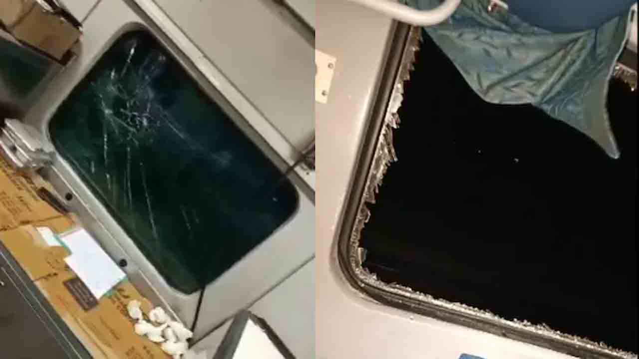 Swatantra Express | స్వతంత్ర సేనాని ఎక్స్‌ప్రెస్‌ రైలుపై రైళ్ల దాడి.. ప్రయాణికులకు గాయాలు