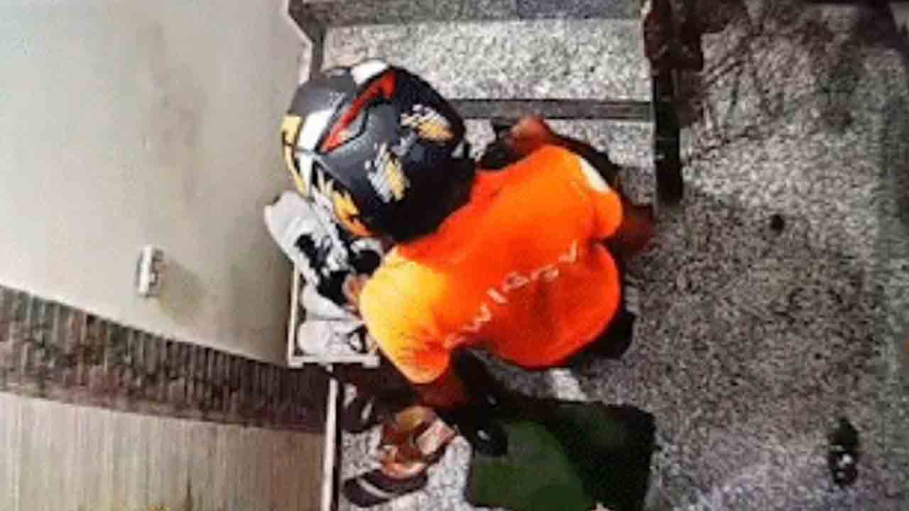 Stealing Shoes | ఫుడ్‌ డెలివరీ బాయ్‌ చేతివాటం.. ఇంటి ముందు ఉంచిన షూ చోరీ.. VIDEO
