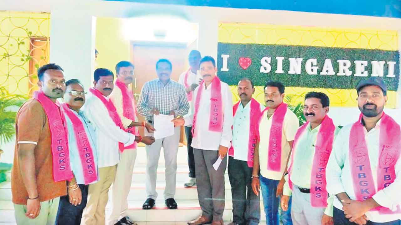 జీఎం ఆఫీస్‌ల వద్ద టీబీజీకేఎస్‌ ధర్నా