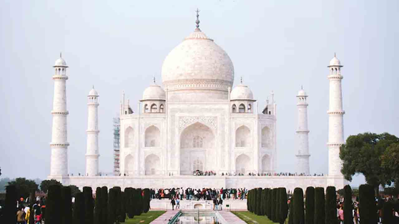 Taj Mahal | భారీ వర్షాల ఎఫెక్ట్‌.. తాజ్‌మహల్‌ ప్రధాన డోమ్‌ వద్ద నీటి లీకేజీ