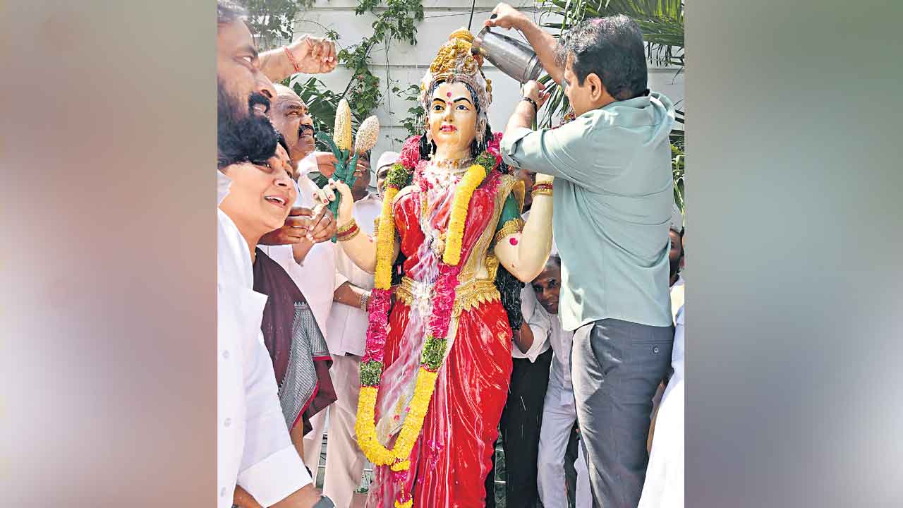 Telangana Talli | తెలంగాణ తల్లికి క్షీరాభిషేకం.. పాప పరిహారాన్ని పాలతో కడిగి..